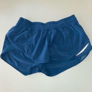 LULULEMON SIZE 8 HOTTY HOT 2.5" GOOD CONDITION